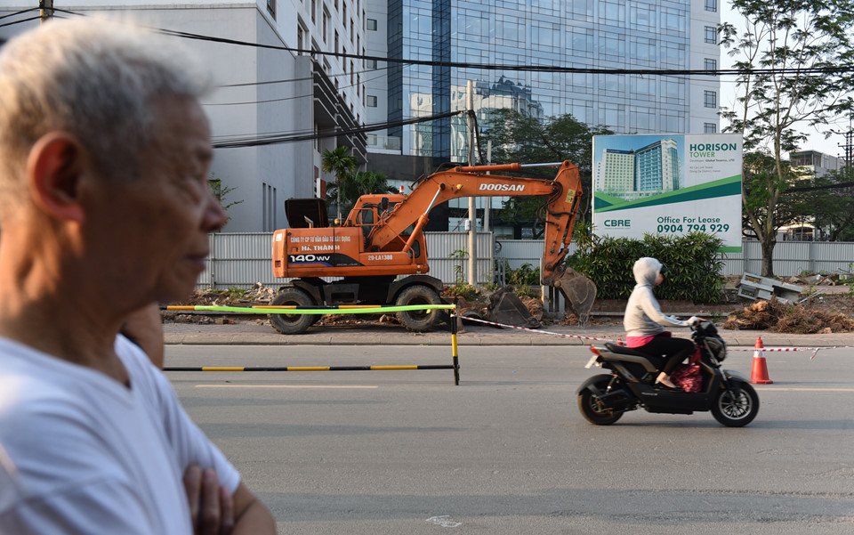 Chặn một chiều đường Cát Linh, xe cộ ùn ứ giờ cao điểm